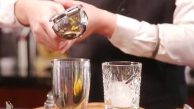 Demir Sıkan 'ı yatırıyorum. Yakın çekim görünümü