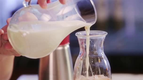 Bottiglie Vetro Riempimento Con Latte Spostamento Verso Basso — Video Stock