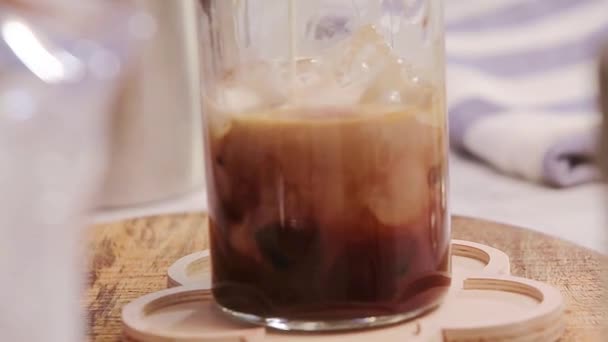 チョコレートの液体と混合ミルク 閉じる — ストック動画