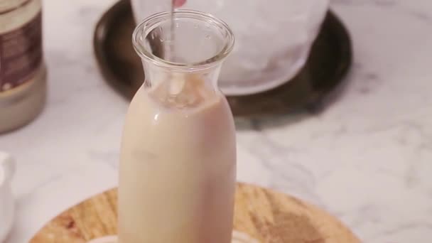 Mezcla Hielo Chocolate Con Una Cuchara Hierro — Vídeos de Stock