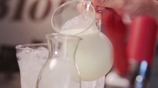 把牛奶倒入瓶中 — 图库视频影像