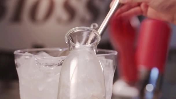 Βάζοντας Πάγο Ένα Σιδερένιο Κλιπ Στο Μπουκάλι — Αρχείο Βίντεο