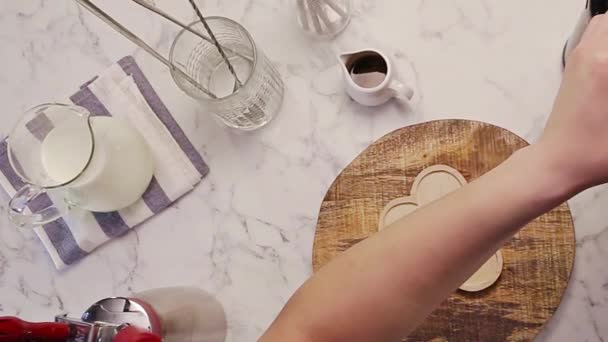 Tuangkan Coklat Cair Dalam Botol Kaca — Stok Video