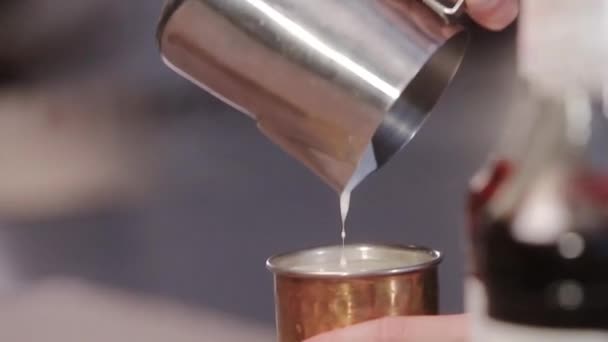 最后一滴牛奶倒入铁杯 — 图库视频影像