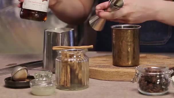 Verser Liquide Avec Iron Jigger Cup — Video