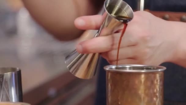 Sıvıyı Bir Zencefil Bardağıyla Dolduruyorum — Stok video