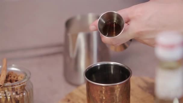 Наливание Желтой Жидкости Jigger Cup — стоковое видео