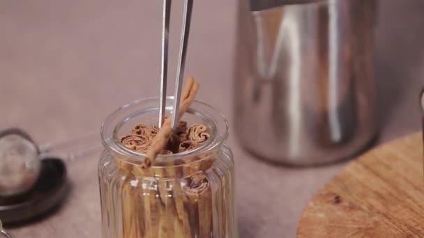 Menaruh Cinnamon Untuk Hiasan — Stok Video