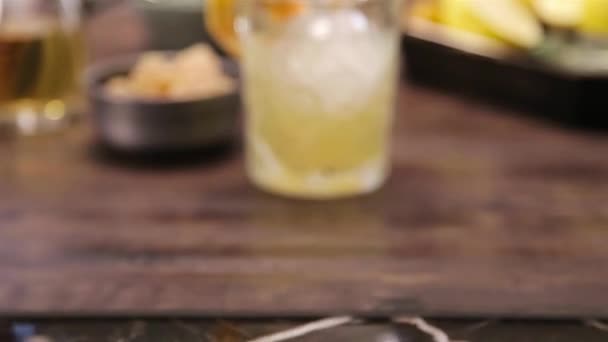 Aspecto Hermoso Bebida Con Guarnición Fruta Adelante — Vídeo de stock