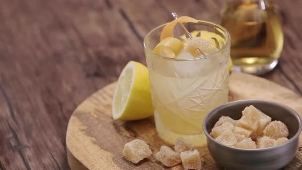 Холодные Напитки Красивым Гарниром — стоковое видео