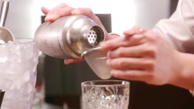 Sıvıyı bir Jigger bardağına doldurmak.