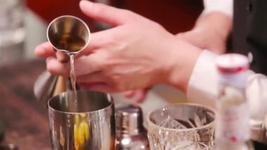 Sıvıyı bir Jigger bardağına doldurmak - Yakın çekim