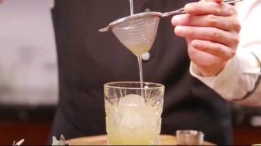 Sıvı filtreyle dolduruluyor