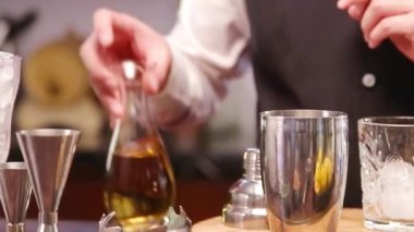 Sıvıyı bir zencefil bardağıyla dolduruyorum..