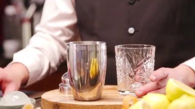 Buz topu güzel bir bardağa konur..