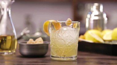 Meyve Garnitürlü Soğuk İçeceklerin Gölgesi