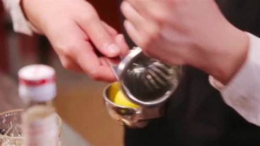 Limonu Demir Sıkarak Sıkıştır - Kapat.