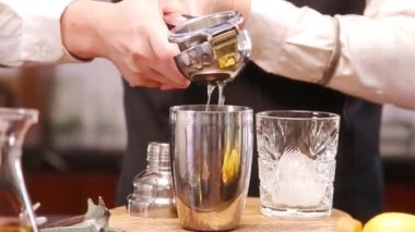 Limonu Güçle Sıkın.