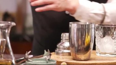 Küçük bir kürekle bir buz küpünü bardağa koy.