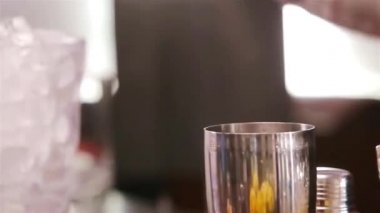 Küçük kürekli bir buz küpü al.