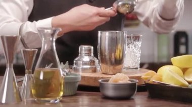 Limonu Shaker 'a sıkıştır..