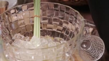 Cam kaseye buz ekle - Kapat