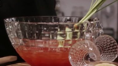 Mor İçeceğe Buz Ekleniyor - Sağdan Sola Kaydır.