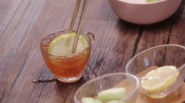 Küçük Bardağa Limon Dilimleri Ekleniyor