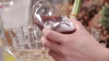 Su Karışımına Mor Sıvı Ekleniyor - Kapat