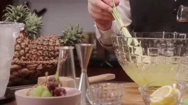 Su Karışımına Mor Sıvı Ekleniyor.