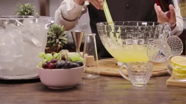 Mor Sıvı ekliyorum. Yakın plan.