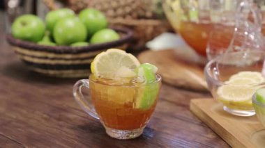 Garnitür Elma ve Limonlu Güzel İçecekler