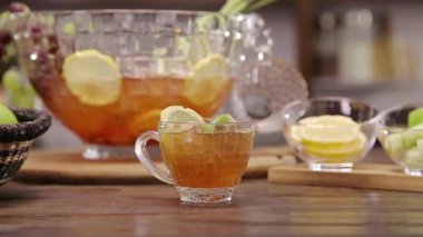 Elmalı soğuk içecek ve limonlu garnitür.