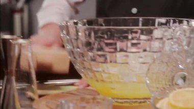 Bitkilere yavaşça vurun.