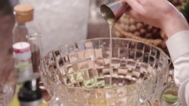 Jigger Kupası 'ndan Kalın Sarı Sıvı dökülüyor