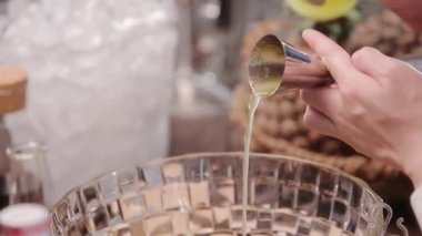 Jigger Kupası 'ndan Kalın Sarı Sıvı Taşıma