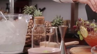 Büyük bir kaşıkla bir içki iç Plastik