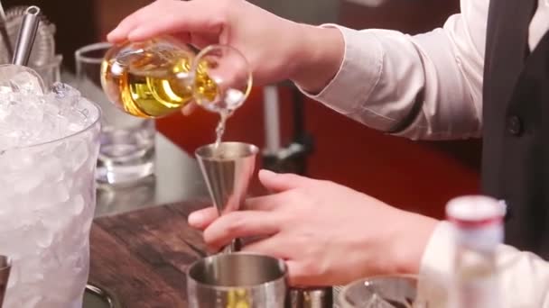 컵으로 액체를 튀기는 클로즈업 — 비디오