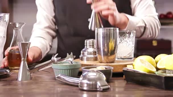 지그거 컵으로 오렌지 액체를 튀기는 — 비디오