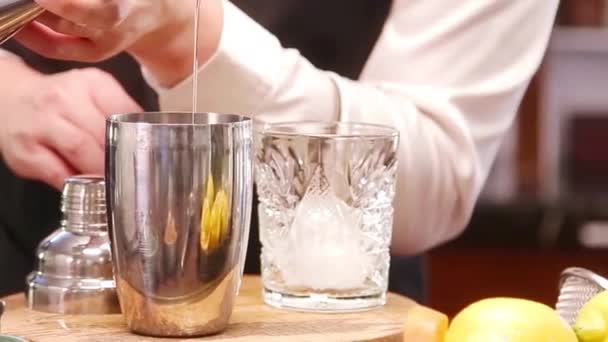 Prosa Versare Liquido Dalla Tazza Jigger Bicchiere — Video Stock