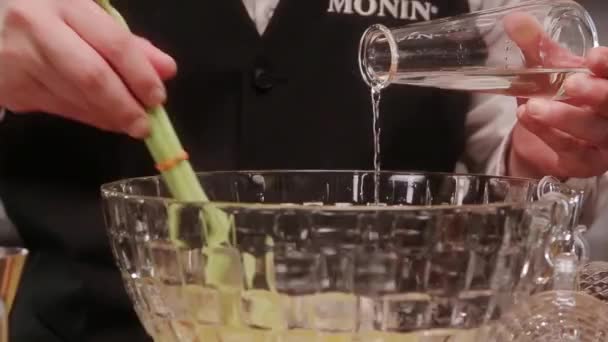Gelber Sirup Mit Wasser Hinzufügen — Stockvideo