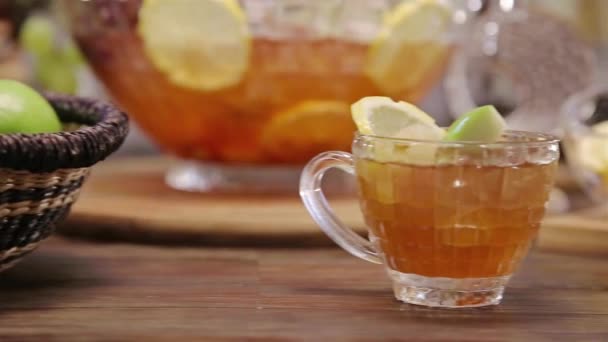 Schöne Getränke Zwischen Frischen Früchten Schieben Sie Von Links Nach — Stockvideo