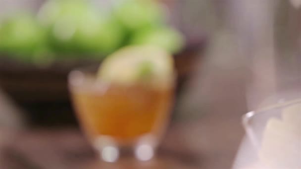 小玻璃杯中美丽的饮料 吸引焦点 — 图库视频影像