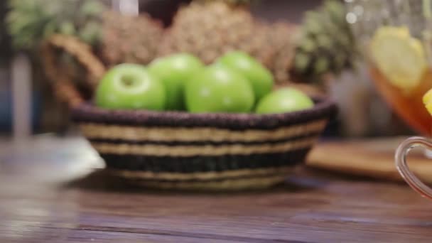 Minuman Yang Indah Dekat Basket Apple Pan Left Right — Stok Video