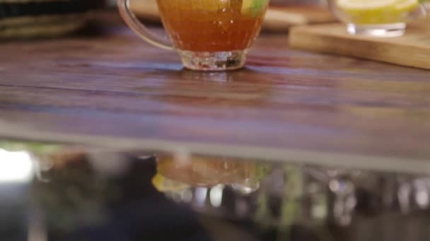 Schöne Getränke Mit Frischer Obstgarnitur Nach Oben — Stockvideo