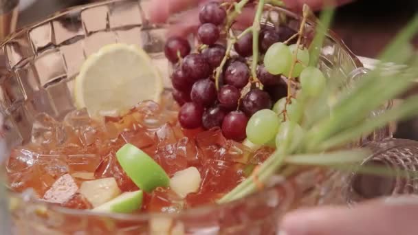 아름다운 과일나무 열매의 껍질을 클로즈업 — 비디오