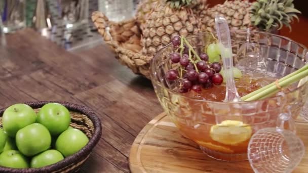 Minuman Dingin Dengan Hiasan Warna Penuh Slide Left Right — Stok Video