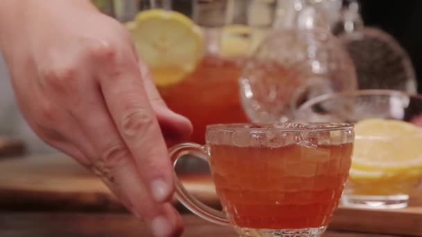 Bebidas Frías Con Fruta Guarnición Primer Plano — Vídeo de stock