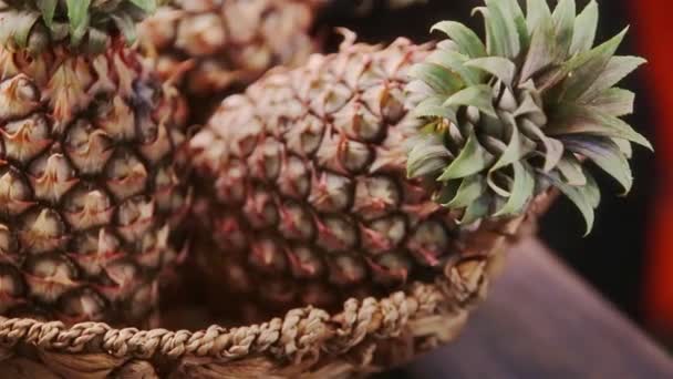 Red Pineapple Basket Close Dalam Bahasa Inggris — Stok Video