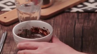 Çikolatayı Eşit Karıştırılana Kadar Karıştır - Kapat